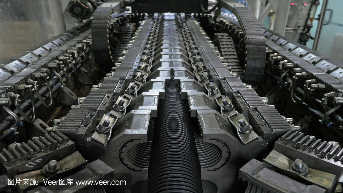 塑料水管制造。生產(chǎn)管子到工廠。用水和空氣的壓力在機(jī)床上制造塑料管的過程。特殊波紋形式。