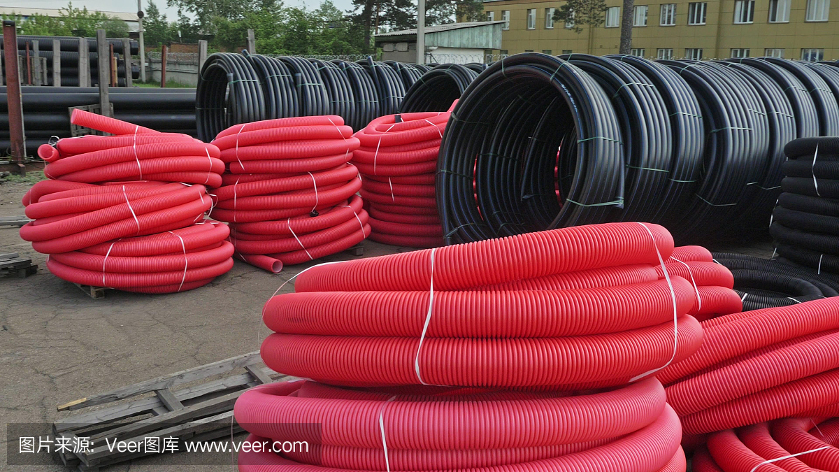 成品塑料管倉庫,工業戶外儲存場地。生產塑料水管的工廠。